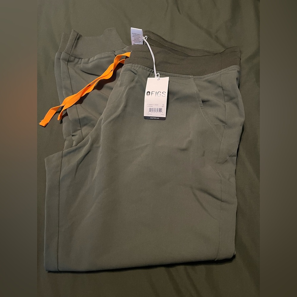 FIGS Zamora Joggers in Moss